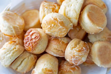 Tabak dolusu taze pişmiş çörek.