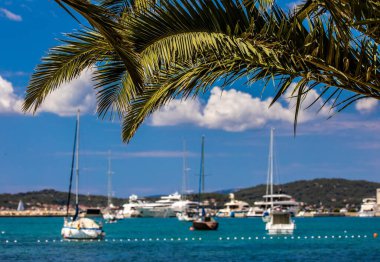 Hırvatistan 'daki Adriyatik denizi arka planda tekne ve yatlar