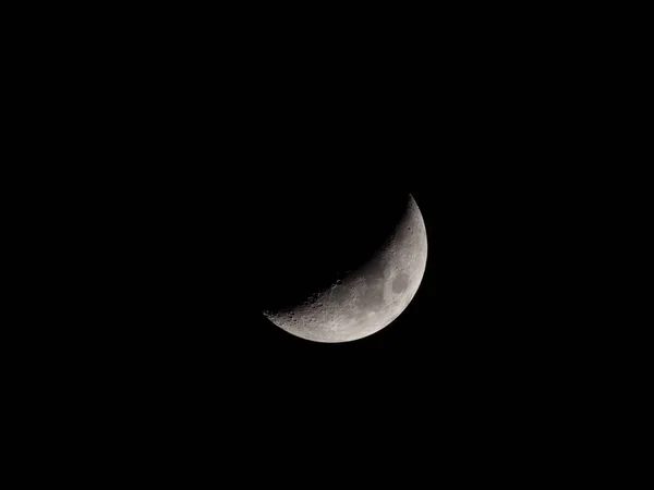 2023年2月25日在苏塞克斯上空给新月上蜡 显示陨石坑和终点线 — 图库照片