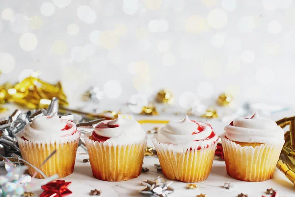 Vier Vanille Cupcakes Mit Erdbeerglasur Reihten Sich Zwischen Schleifen Und — Stockfoto