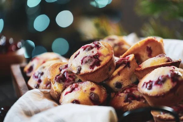 Brusinkové Muffiny Dřevěném Podnosu Vánoční Stromečkem Čerstvými Bobulemi Pozadí Extrémní — Stock fotografie