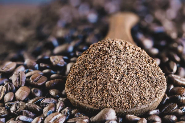 Bir Kat Taze Kavrulmuş Kahve Çekirdeğinin Üzerine Bir Kaşık Dolusu — Stok fotoğraf