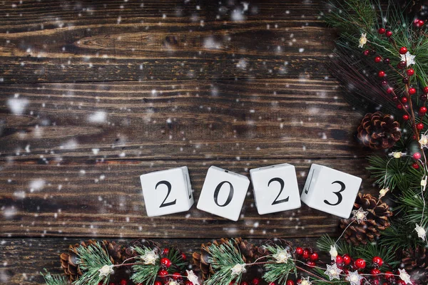 Año Nuevo 2023 Bloques Calendario Madera Luces Árbol Navidad Ramas — Foto de Stock