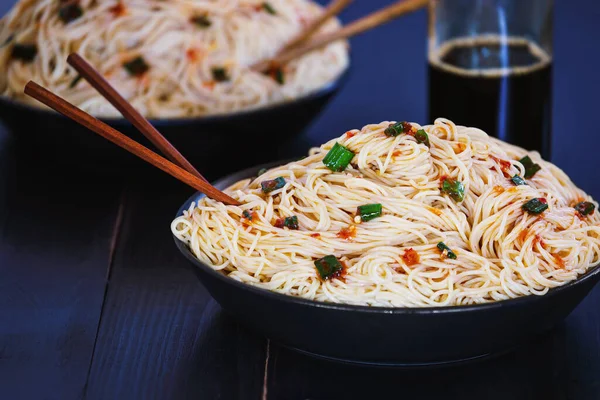 Selective Focus Two Bowls Vegetarian Asian Chinese Noodles Black Rustic — Stock Photo, Image