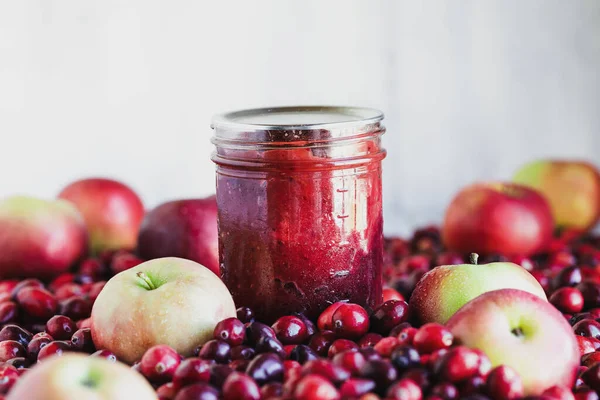 Zelfgemaakte Cranberry Appelconserven Blik Met Vers Fruit Selectieve Focus Met — Stockfoto