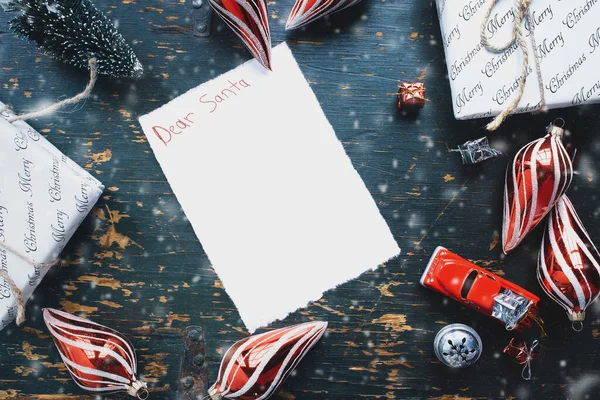 Drahý Santa Dopis Napsaný Pastelkami Vánočními Dárky Ozdoby Retro Autíčko — Stock fotografie
