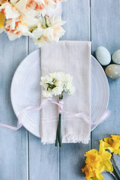 Holiday Place Setting Plate Eggs Napkin Daffodils Blue Table Decorated — Stock Photo, Image