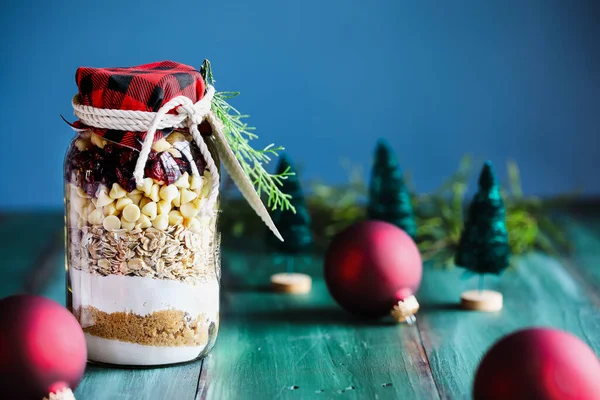 마카다미아 쿠키의 크리스마스를위한 베이킹 재료의 조리법 혼합물 문자열과 태그와 배경을 스톡 사진