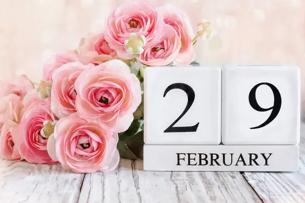 Schaltjahr Weiße Kalenderblöcke Aus Holz Mit Dem Datum Februar Und Stockbild