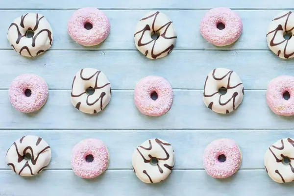 Flatlay Van Bevroren Vanille Donuts Met Chocolade Wervelingen Aardbei Roze Stockfoto