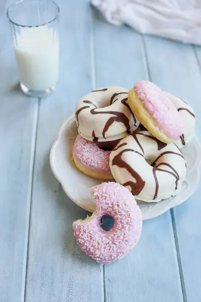 Frosted Vanilla Donuts Mit Schokoladenwirbeln Und Erdbeer Rosa Donuts Mit Stockfoto