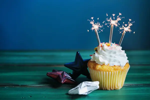 Célébration Cupcake Vanille Avec Glaçage Crème Beurre Décoré Avec Des Photos De Stock Libres De Droits