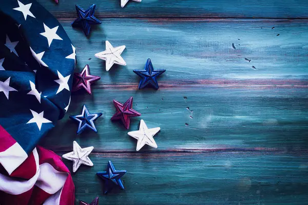 Фон Июля Американский Флаг Красные Белые Синие Звезды Над Деревенским Стоковое Изображение