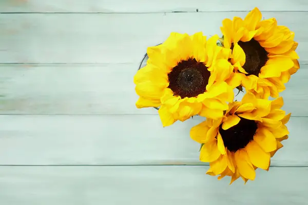 Draufsicht Eines Straußes Aus Drei Gelben Sonnenblumen Einer Glasvase Über Stockfoto