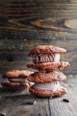 Çikolata parçalı, çikolatalı, dondurmalı, çikolatalı, çikolatalı, çikolatalı sandviçlerle yapılmış..