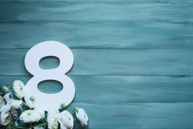 8 Mart Uluslararası Kadınlar Günü için beyaz çiçekli sekiz numaralı tahta. Kopyalama alanı olan tablo üst görünümü.