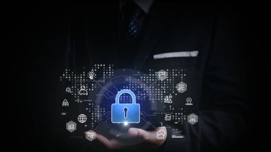 Ağ ve veri simgeleriyle parlayan bir dijital asma kilit hologramı tutan işadamı, siber güvenlik, şifreleme ve güvenli bilgi sistemlerini sembolize ediyor. 3d Hazırlama