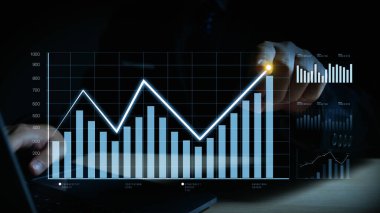 İnovasyon ve fikirleri simgeleyen parlak ampul ikonu, dijital bağlantıları ve yaratıcı ve iş teması 3D oluşturma teknolojisiyle bir iş adamının elinin üzerinde yüzüyor.