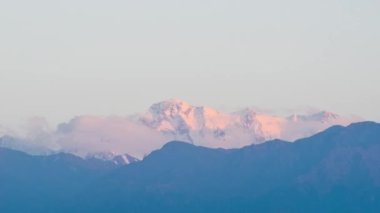 Tianshan Dağlarında Bogda Zirvesi 'nin hızlandırılmış fotoğrafları