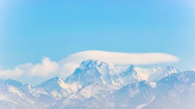 Tianshan Dağlarında Bogda Zirvesi 'nin hızlandırılmış fotoğrafları