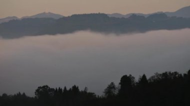 Dağlar, bulutlar ve sisle örtülmüştü.