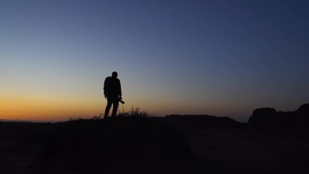 日落时拿着摄像袋的摄影师 — 图库视频影像