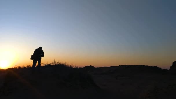 摄影师在日落时拍照 — 图库视频影像