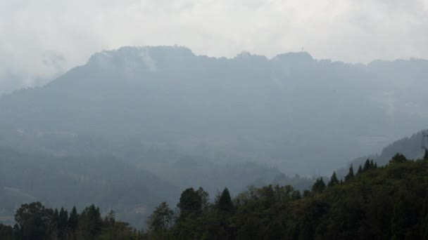 Góry Były Pokryte Chmurami Mgłą — Wideo stockowe