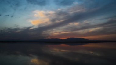 Helan Dağı 'nda Sarı Nehir' in batışı. Ningxia Eyaleti, Çin.