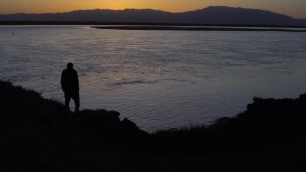 Sarı Nehir Kıyısında Manzaraya Bakan Bir Adam Var Çin Ningxia — Stok video