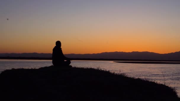Man Som Utövar Yoga Meditation Vid Soluppgången Vid Flod — Stockvideo