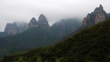 Baoding, Çin 'de peş peşe dağ zirveleri.