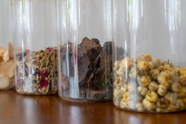 Çin bitkisel çayının her çeşidi hammadde içerir.