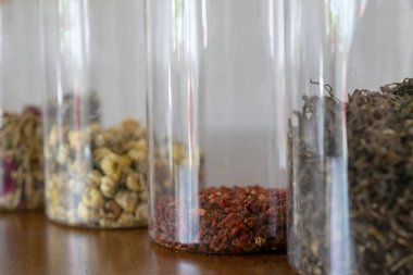 Çin bitkisel çayının her çeşidi hammadde içerir.