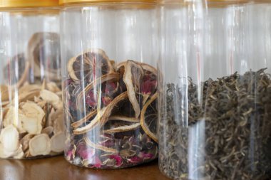 Çin bitkisel çayının her çeşidi hammadde içerir.