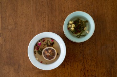 Kasımpatı ve limon çayı masada. Dikey çekim