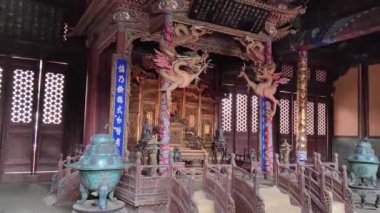 Qing Hanedanı 'nın tahtı. Shenyang 'daki İmparatorluk Sarayı' nda, Liaoning Eyaletinde, Çin 'de..