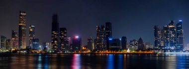 Deniz kenti gece görüşü. Qingdao 'da, Shandong' da, Çin 'de..