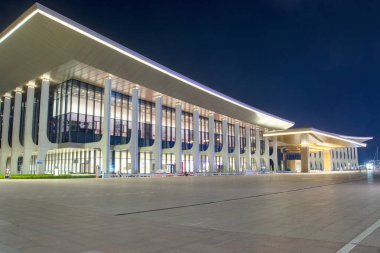 Qingdao Uluslararası Konferans Merkezi, geceleyin, Qingdao City, Shandong Eyaleti, Çin.