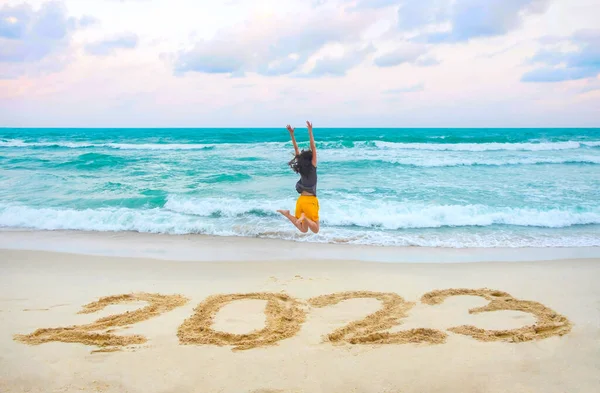 Новый 2023 Год Песке Счастливая Женщина Поднятыми Руками Прыгает Пляже — стоковое фото