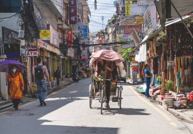 Katmandu, Nepal - 11 Ağustos 2022: Thamel ilçesinin sokaklarında insanlar.