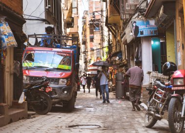 Katmandu, Nepal - 11 Ağustos 2022: Thamel ilçesinin dar sokaklarında insanlar ve ulaşım.