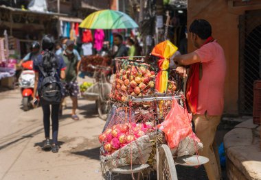 Güneydoğu Asya 'da, Katmandu' da, Nepal 'de, Thamel' de bisiklet üstünde meyve satan bir adam..