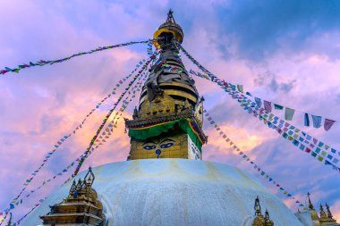 Budist dua bayraklarıyla Swayambhunath Stupa güzel günbatımında rüzgarda sallanıyor. Katmandu, Nepal.