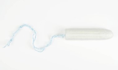 Beyaz arka planda hijyenik beyaz tampon, yüksek açı görünümü.