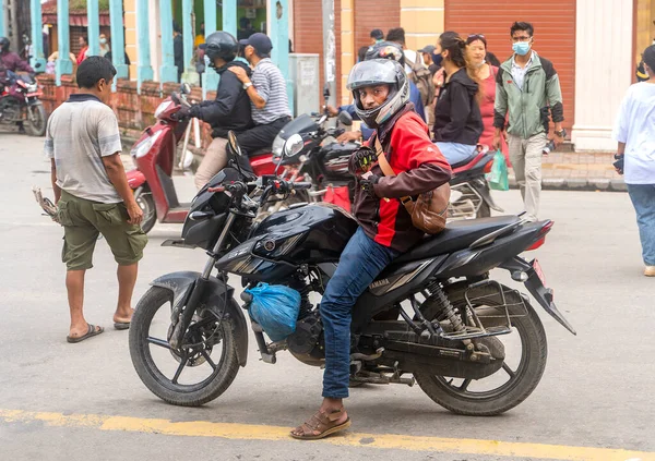 Катманду Непал Августа 2022 Года Крупный План Человека Шлеме Сидящего — стоковое фото
