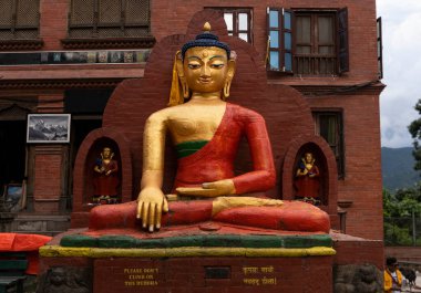 Katmandu, Nepal 'de altın rengi Buda heykeli.