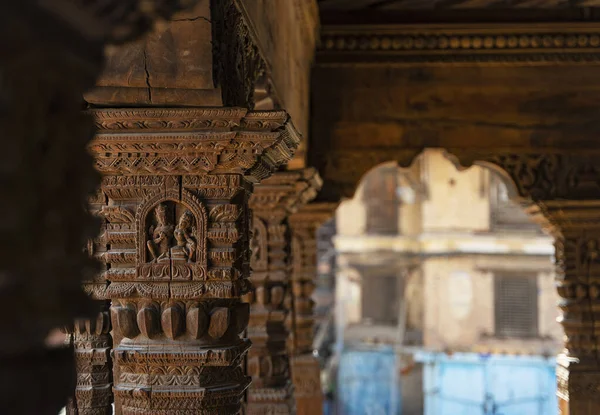 Pilares Esculpidos Madeira Arco Templo Durbar Quadrado Patan Kathmandu Nepal — Fotografia de Stock