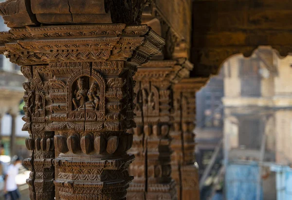 尼泊尔加德满都帕坦Durbar广场神殿中的木雕柱子和拱门 — 图库照片#
