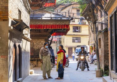 Katmandu, Nepal - 12 Ağustos 2022: Patan 'da renkli bir sokakta insanlar